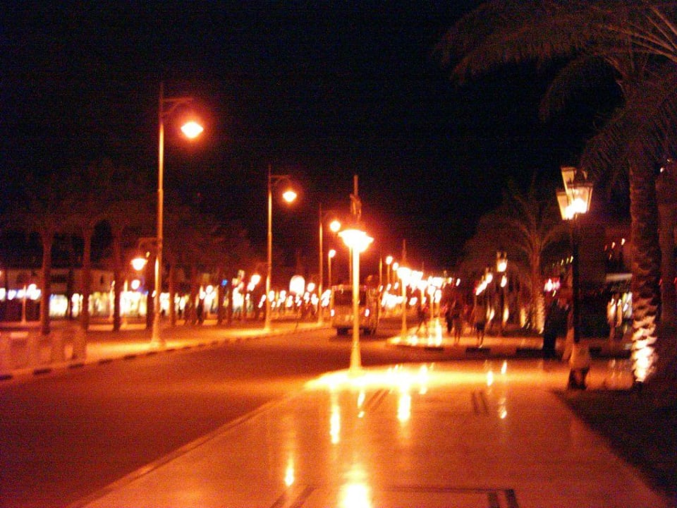 Die Straße vor dem Hotel bei Nacht Giftun Azur Resort