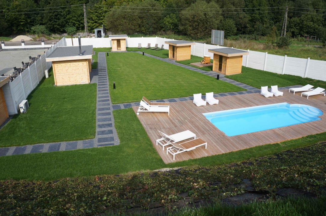 Dei neue Saunalandschaft im Garten Hotel Pałac Jugowice