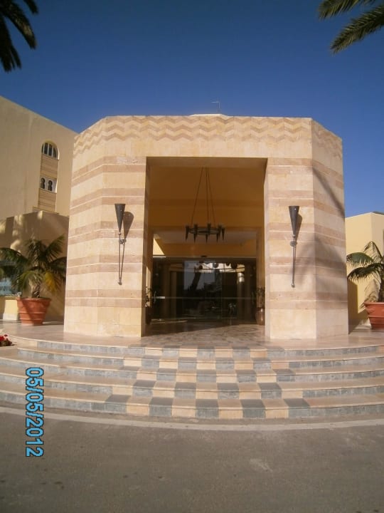 Vor dem Eingang Hotel Marhaba Club