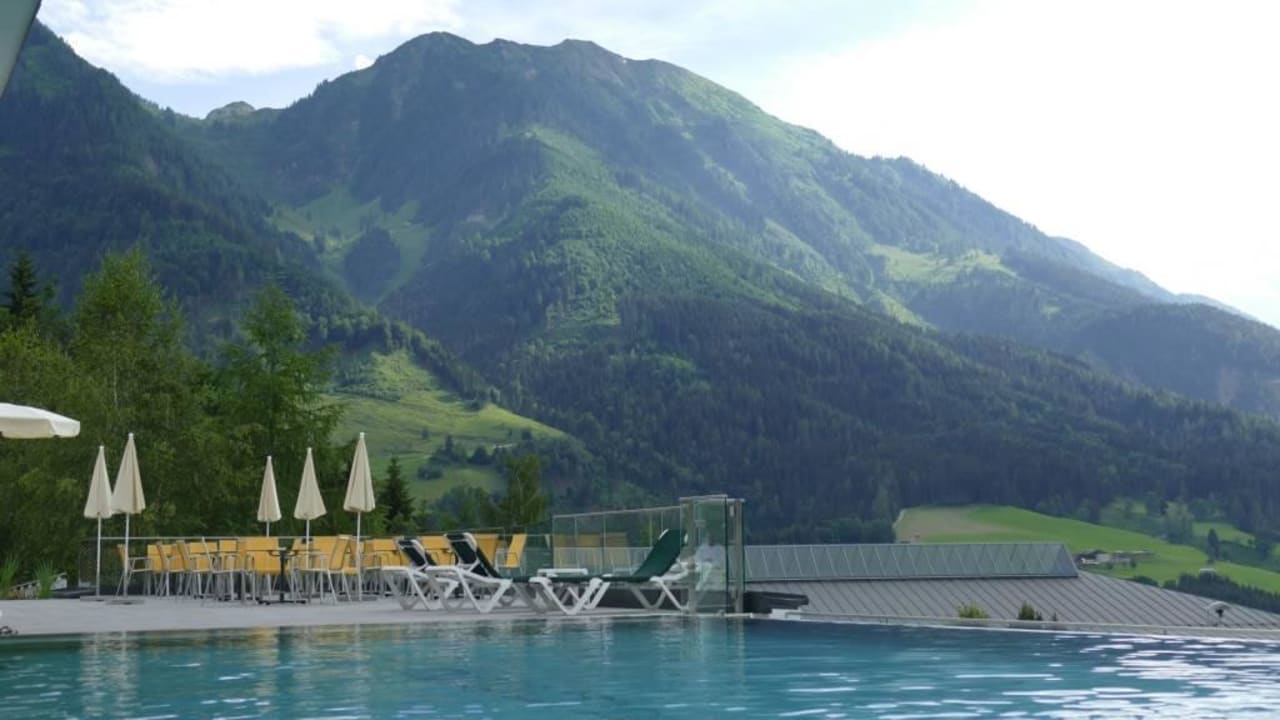 Pool Richtung Berge Alpina Alpendorf