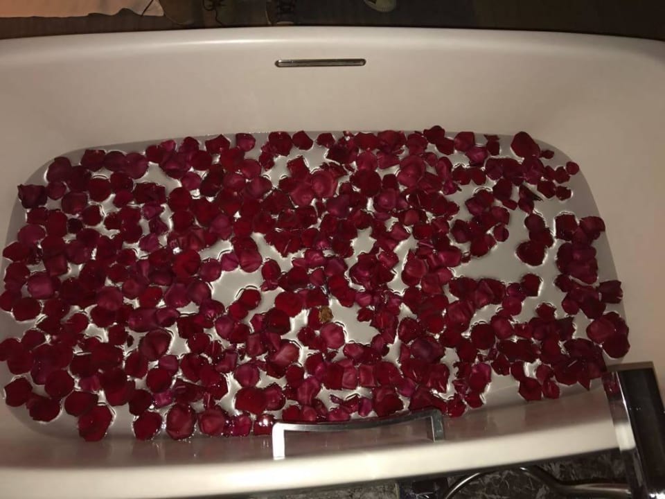 Bad mit Überraschung - Rosenblätter Siam Kempinski Hotel Bangkok