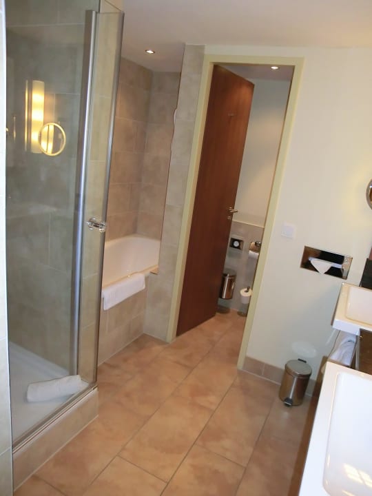 Dusche und Badewanne, abgetrennter WC-Bereich Lindner Hotel Hamburg Am Michel, part of JdV by Hyatt