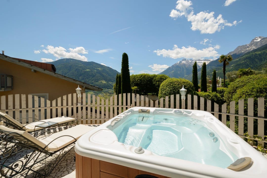 Entspannung im Whirlpool mit Blick zur Zielspitze Hotel Alpenhof
