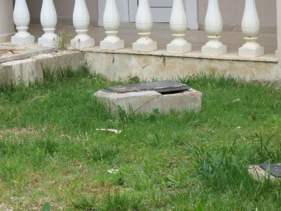 Ungepflegtes Außengelände Sandy Beach Resort