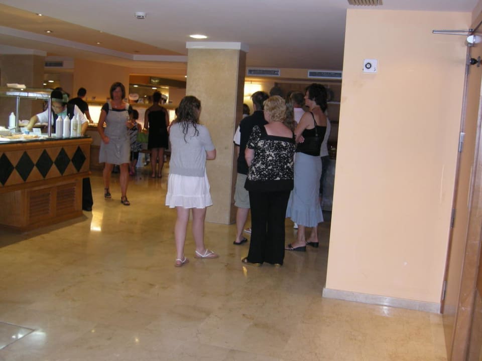 Schlechtes Büffet und dazu 20 Min. Wartezeit Protur Palmeras Playa Aparthotel