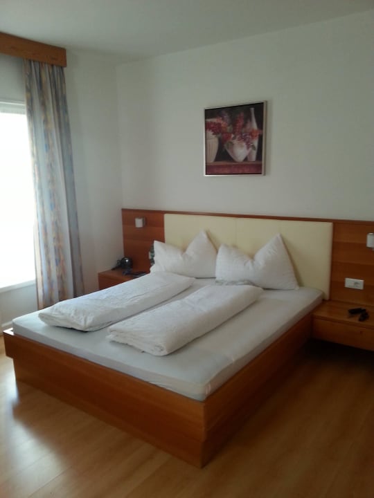 Doppelbett, Blick Richtung Balkon Frühstückspension Roter Adler