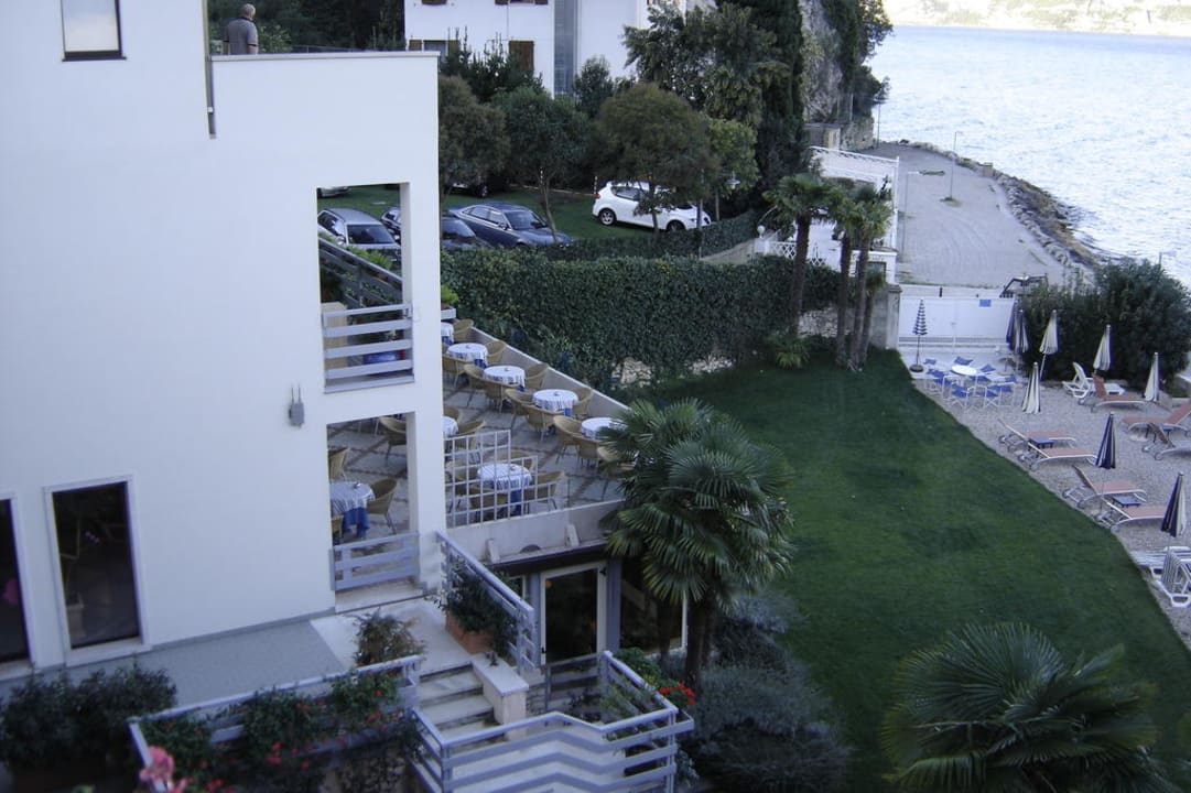 Blick vom Zimmer auf den hoteleigenen Strand Hotel Castello Lake Front