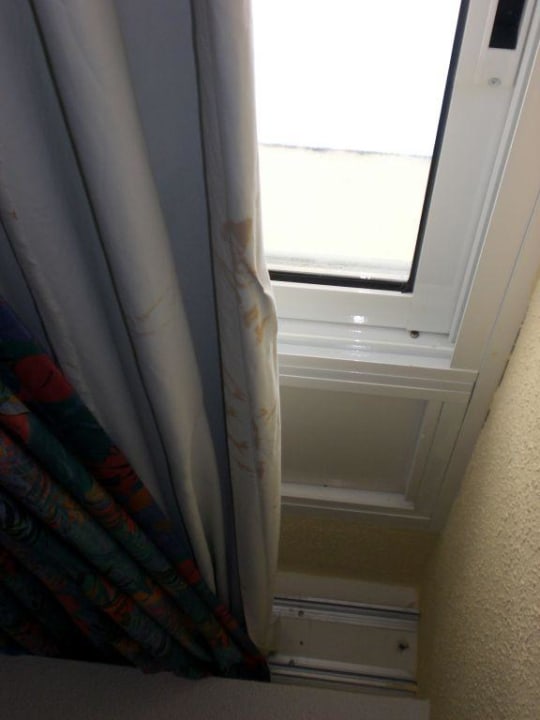 Dreckiger Fenstervorhang Hotel Riu Palace Bavaro