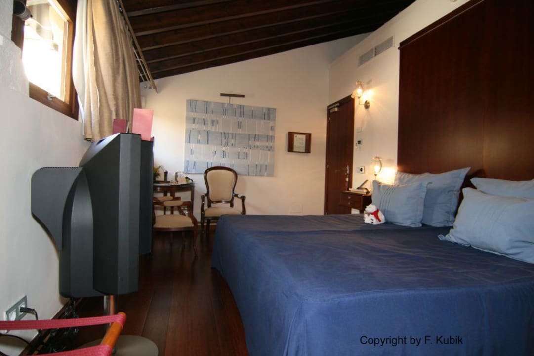 Blick aus dem Badezimmer in unser Zimmer Hotel Palacio Ca Sa Galesa