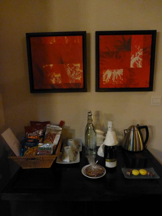 Mini Bar mit Snacks, Begrüßungssekt & tägl. Wasser LUX South Ari Atoll