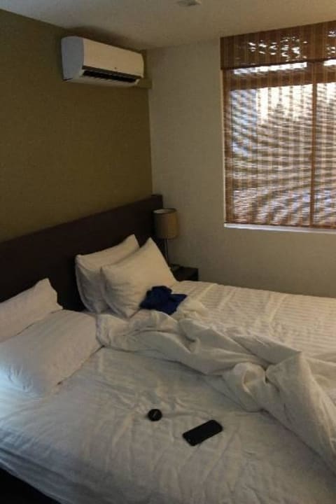 Klimaanlage bläst eisige Luft direkt auf das Bett Hotel Newtown Inn