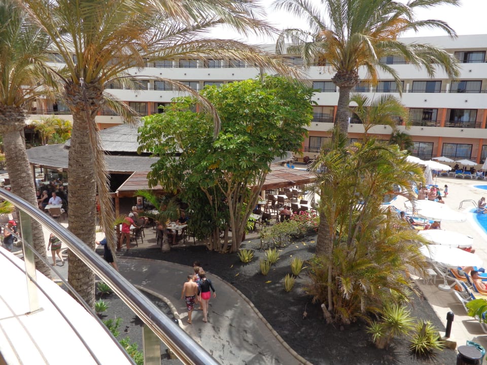 Blick auf die Pool Bar Iberostar Waves Playa Gaviotas