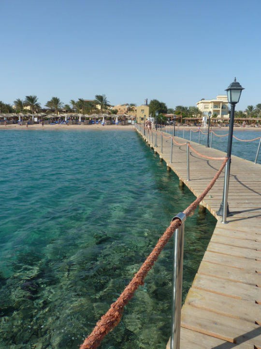 Blick vom Holzsteg Richtung Strand Jaz Makadi Gardens - TUI BLUE Makadi Gardens - Adults Friendly 16 Years Plus