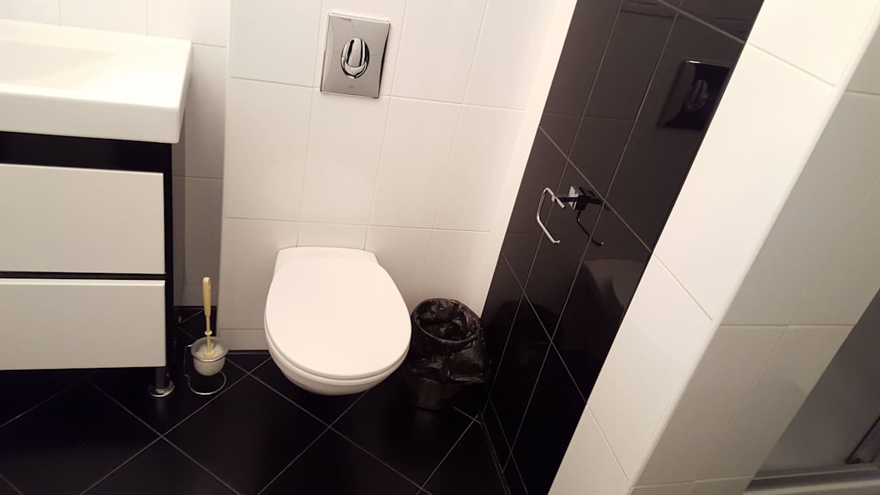 WC im Badezimmer Partner Guest House Baseina Street