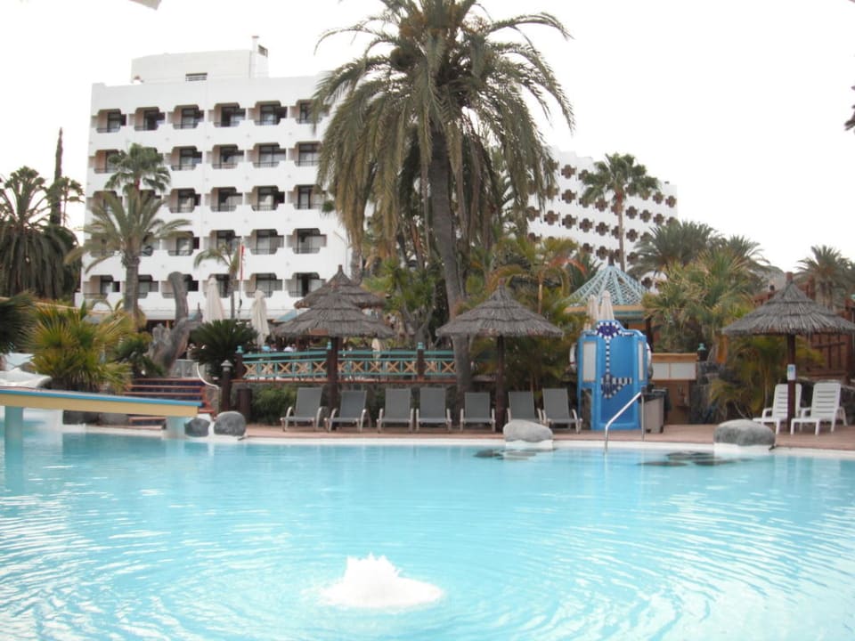 Ansicht des Hotels von der Poolbar aus Corallium Beach by Lopesan Hotels - Adults only