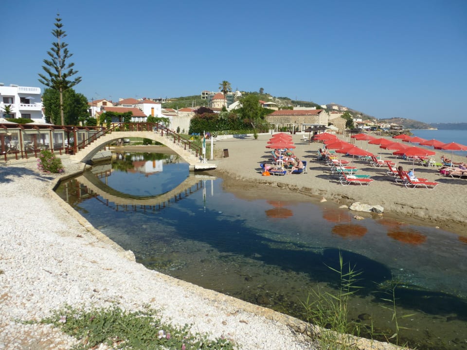 Brücke mit Strand Kalyves Beach Hotel