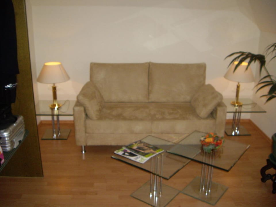 Sofá en la habitación Hotel Ambassador