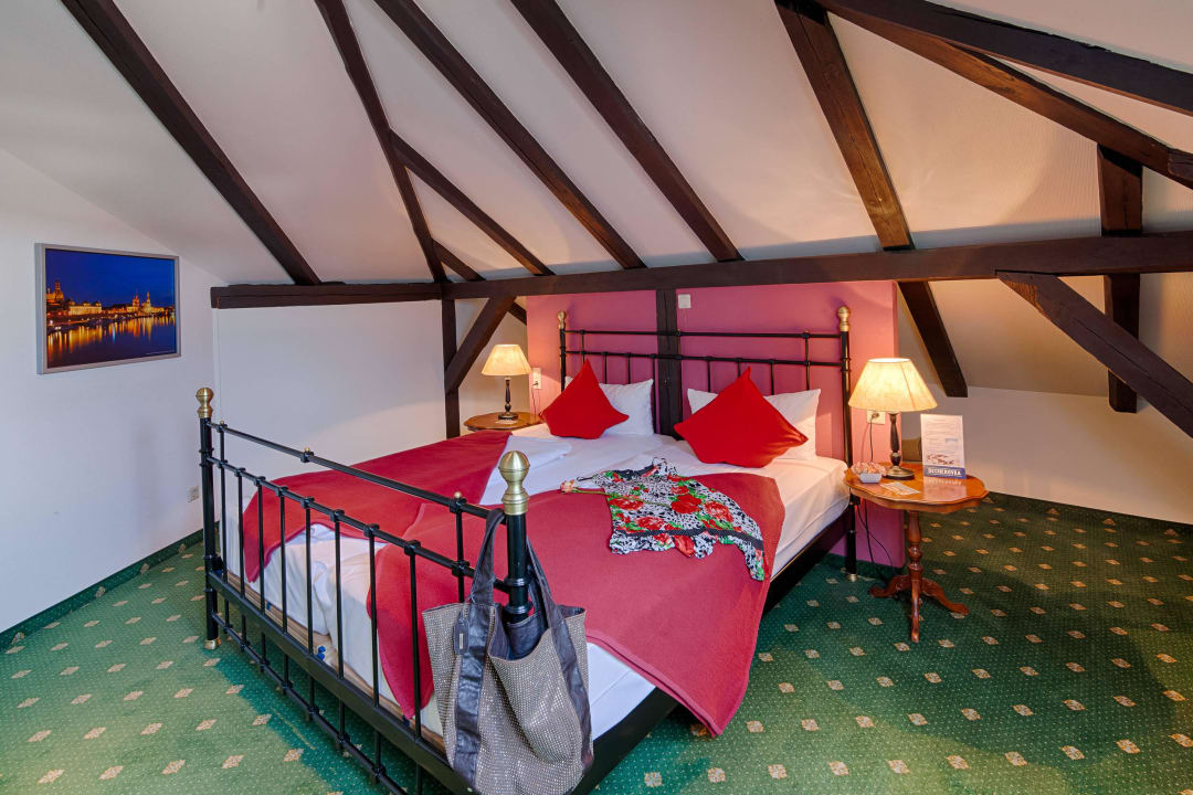 Schlafzimmer im Dachstudio Hotel Smetana
