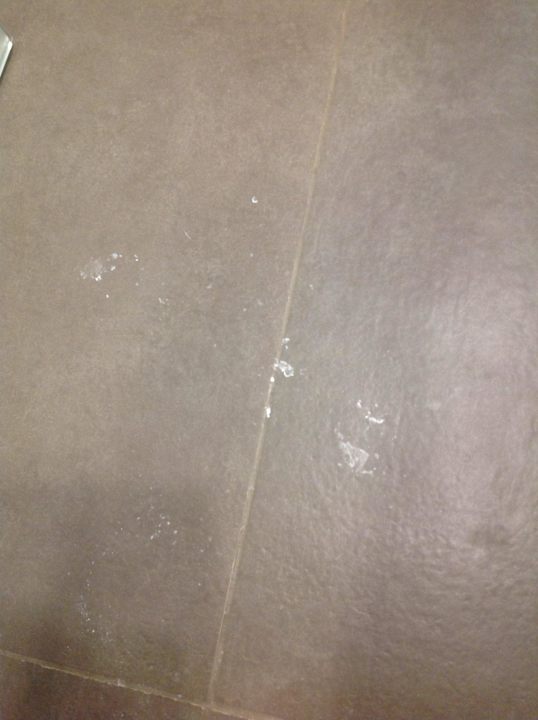 Weise Krusten auf dem Boden neben dem Bett Hotel Oasis Dead Sea