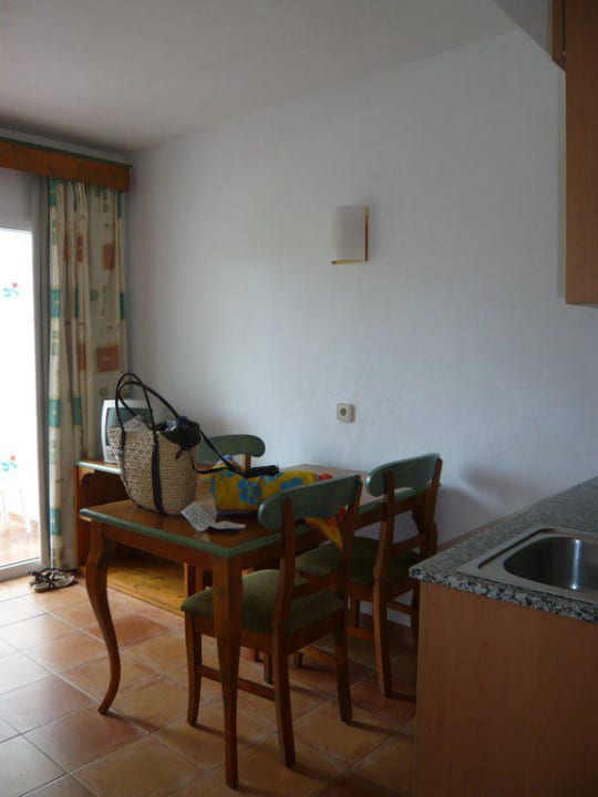 Wohn-Essbereich mit Minifernseher Cala Llenya Resort Ibiza
