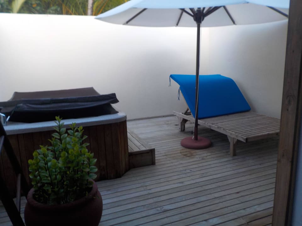 Außenbad mit Jaccuzzi Bungi 108 Meeru Maldives Resort Island