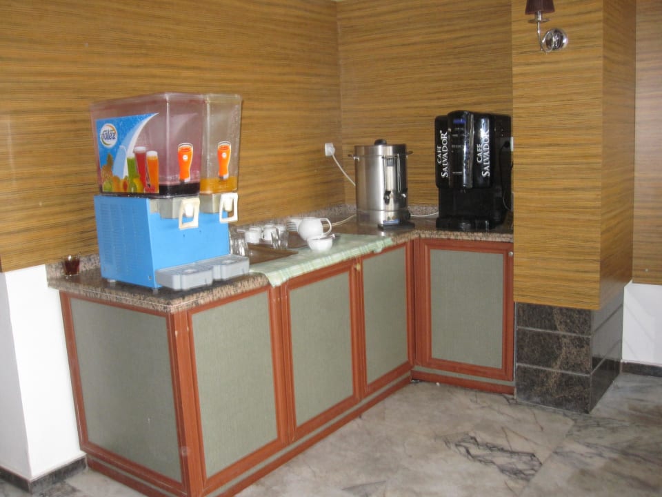 Frühstück von 7:30 bis 9:30 Uhr Parador Beach Hotel