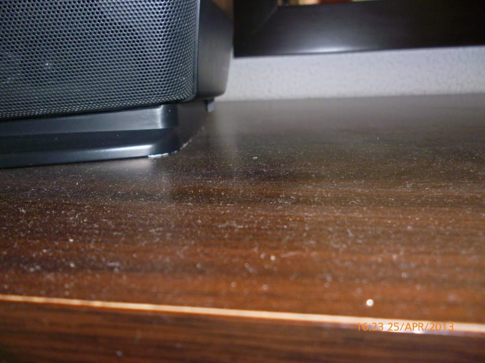 1 Woche kein Staub gewischt.Mangelhaft Hotel El Mouradi Djerba Menzel