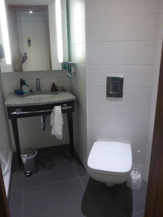 Blick ins Bad 2 Hampton by Hilton Nuremberg City Centre