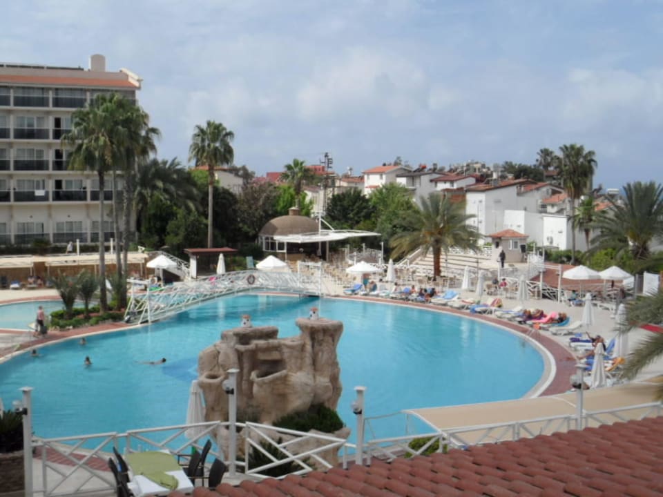 Ausblick von unserem Zimmer auf den Pool Seaden Corolla Hotel