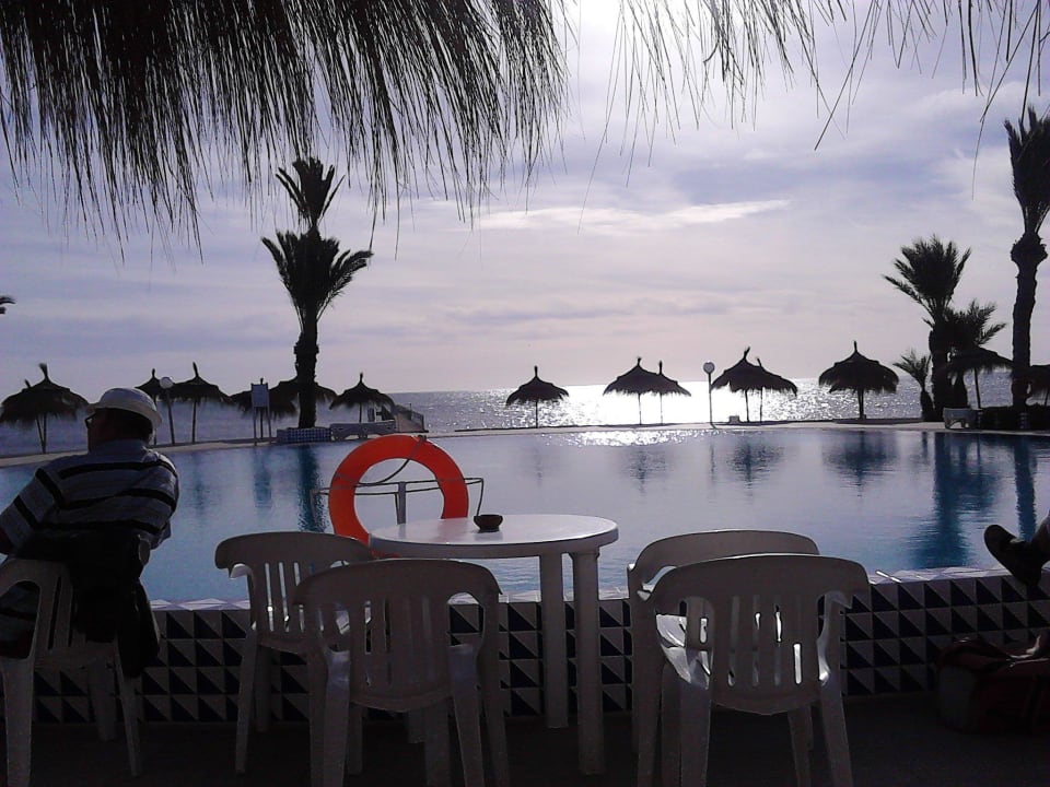 Sonnenuntergang am Meerpool Hotel El Mouradi Djerba Menzel