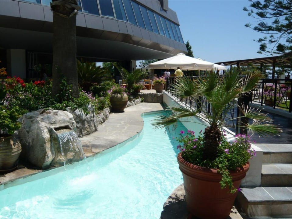 Le pont enjambant la piscine Hotel Calypso Beach