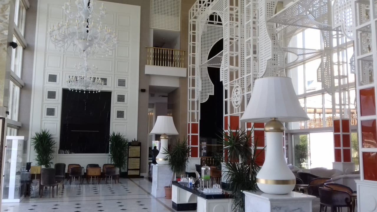 Lobby Well Palace Side