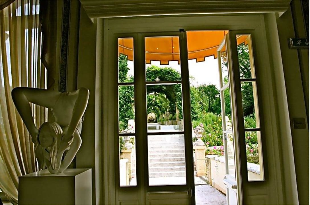 Ausblick aus der Hotelhalle Richtung Garten Byblos Art Hotel Villa Amista