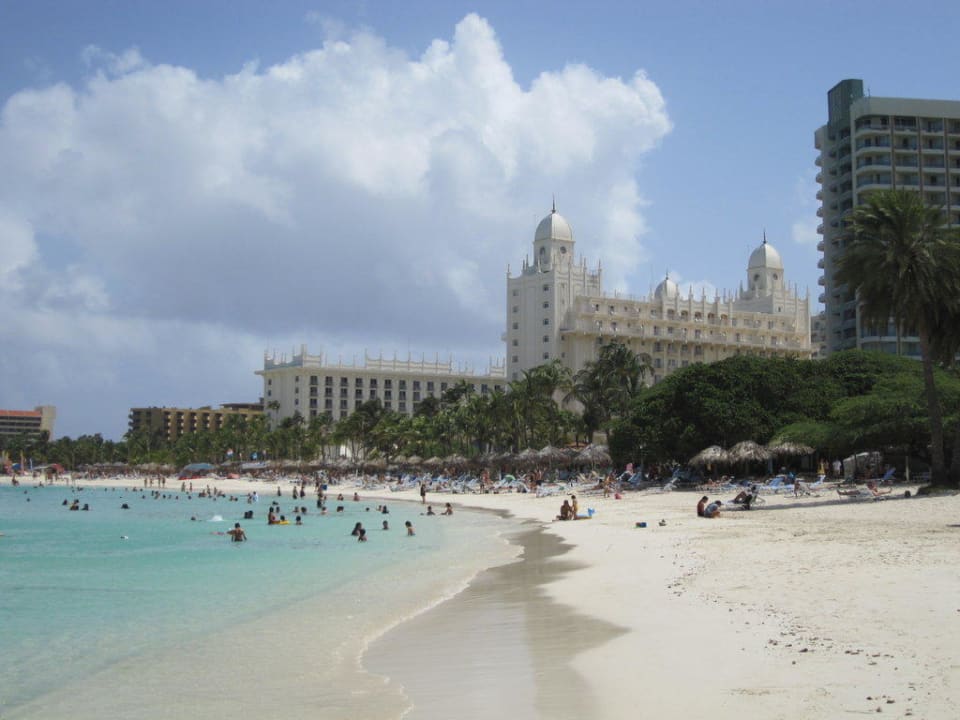 Das Hotel vom Strand aus Hotel Riu Palace Aruba