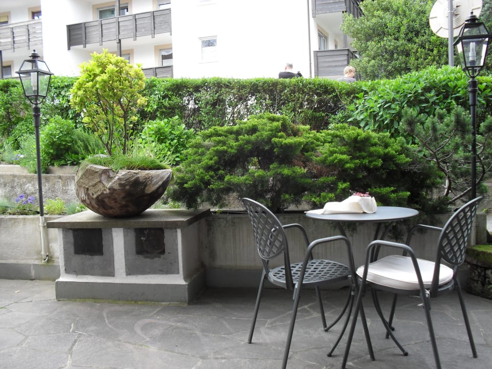 Begrünung vor dem Hoteleingangsbereich Hotel Alpenhof