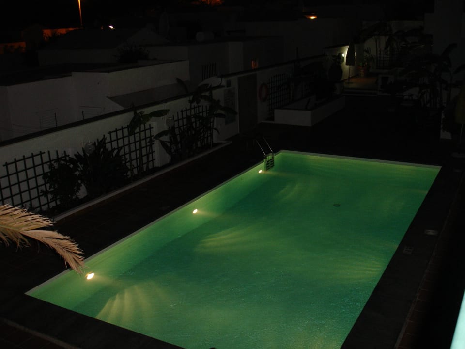 Blick bei Nacht vom Balkon auf den Pool Apartamentos La Tegala