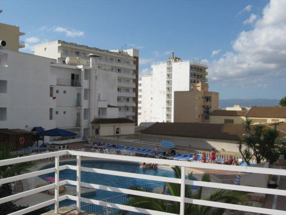 Blick von Sonnenterrasse auf Pool Hotel Kilimanjaro