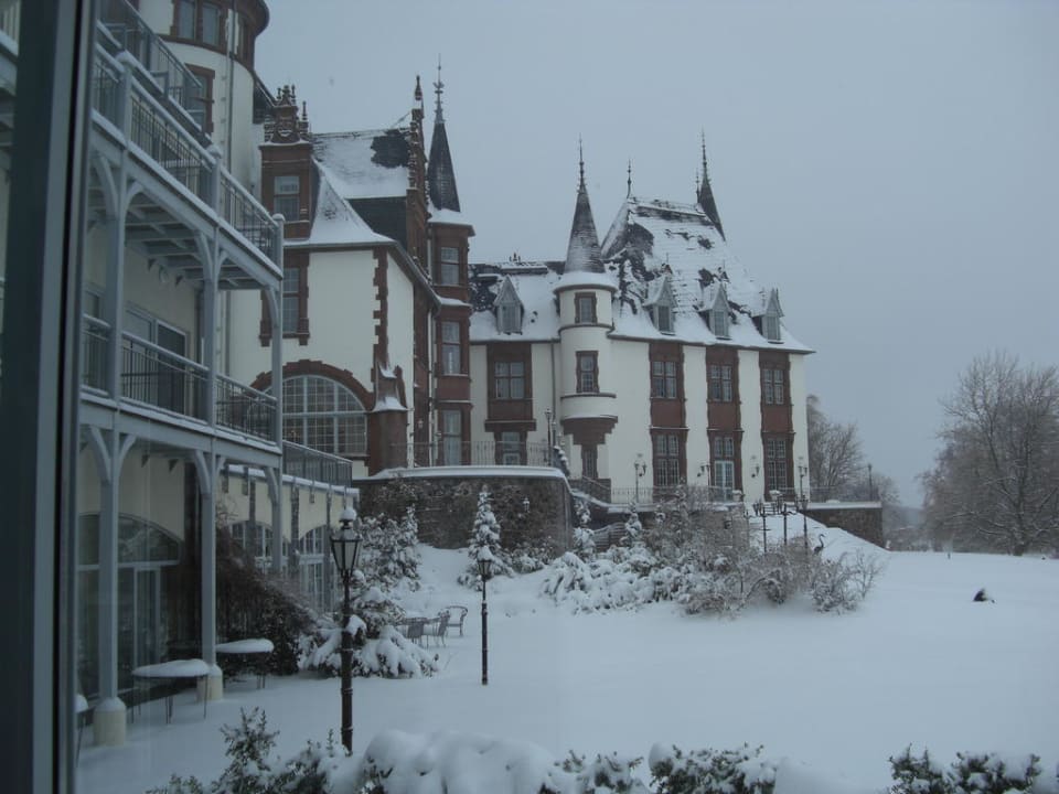 Blick vom Pool auf das Schloss Seehotel Schloss Klink