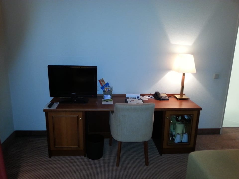 TV & Schreibtisch & Stuhl Hotel Dorint Resort & Spa Bad Brückenau