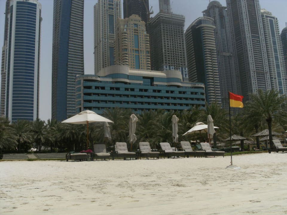 Blick vom Strand auf das Hotel Le Meridien Mina Seyahi Beach Resort & Waterpark