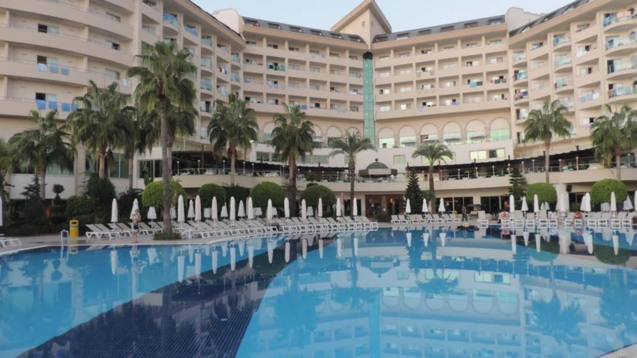 Meerseitige Hotelansicht mit Pool Saphir Resort & Spa