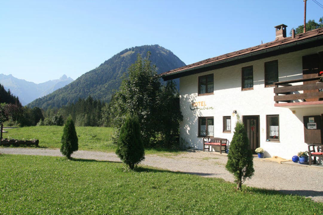 Vorne links Landhotel Oberstdorf Gruben
