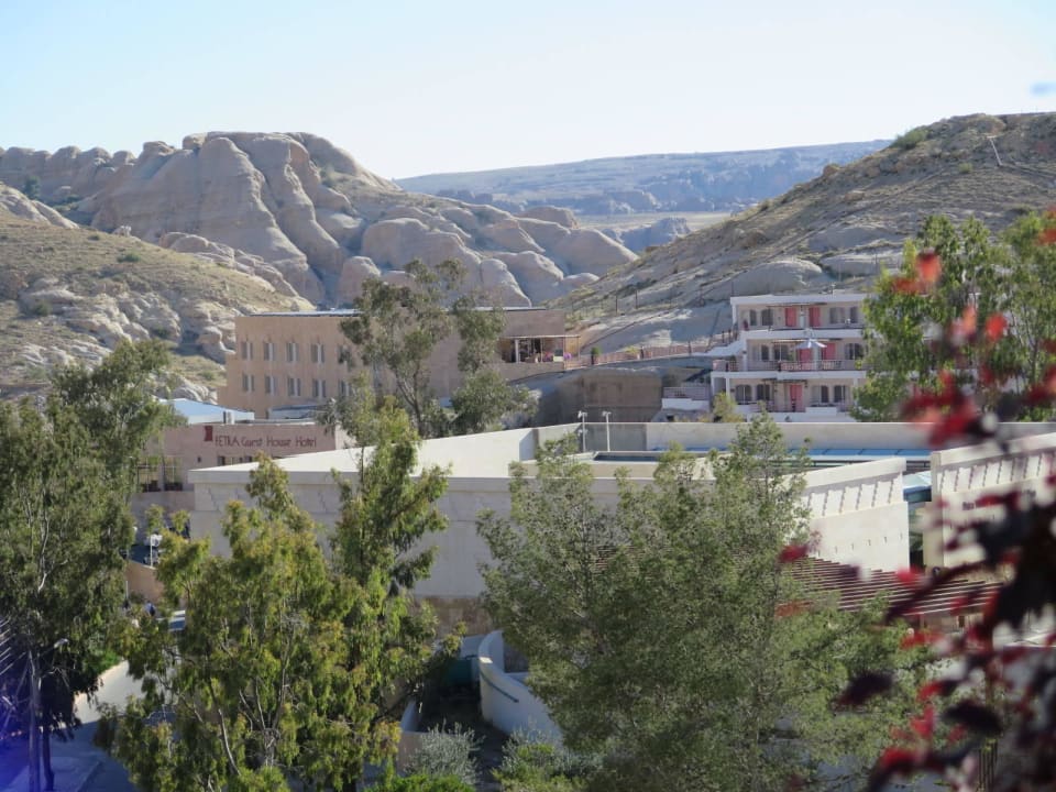 Blick auf die Felsenstadt Mövenpick Resort Petra
