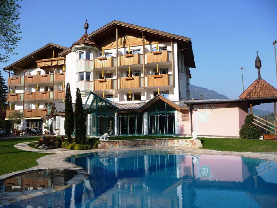 Außenansicht mit Pool Hotel Burggräflerhof