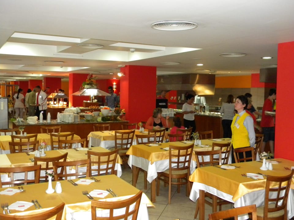 They clean up tables in a second HVD Viva Club Hotel