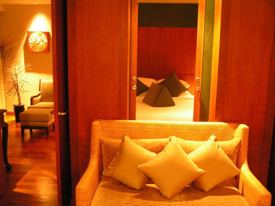 Mini Suite Sofa im Wohnbereich Hotel Mission Hills Phuket Golf Resort & Spa