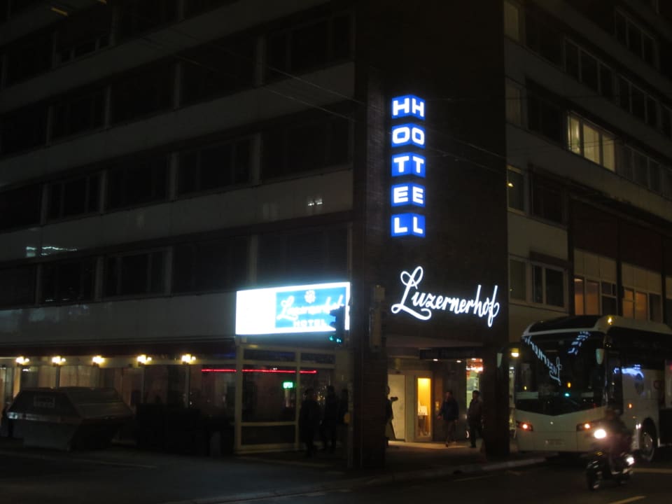 Eingangsbereich bei Nacht Hotel Luzernerhof