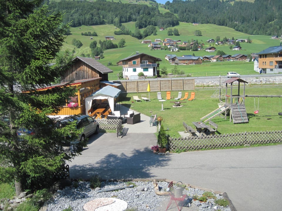 Blick Richtung Gartenlaube, Liegewiese, Spielplatz Pension & Ferienwohnung Solaria