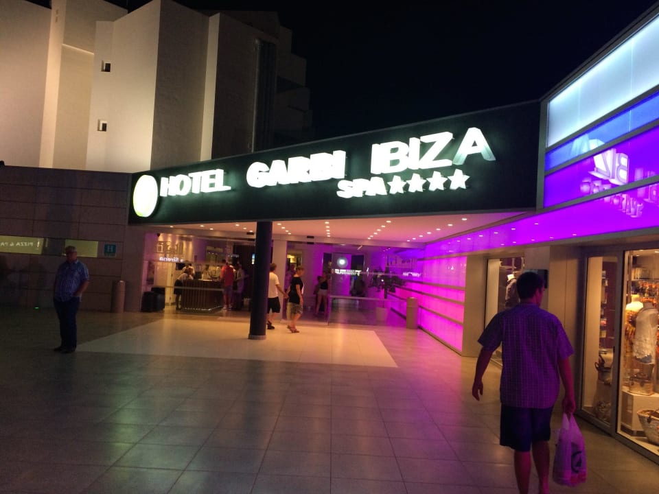 Hoteleingang bei Nacht  Hotel Garbi Ibiza & Spa