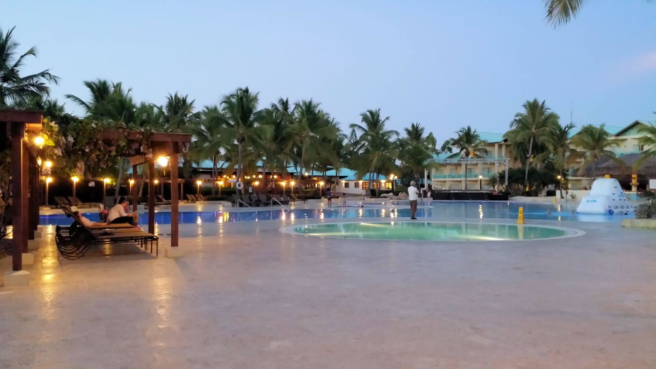 Hauptpool am Abend Dreams La Romana Resort & Spa
